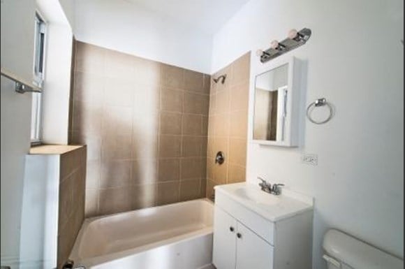 7700 S Carpenter St Apartments Chicago Bathroom